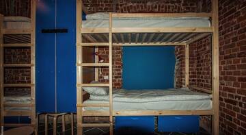 Кровать в общем четырехместном номере в Гостинице Fabrika Hostel&Gallery